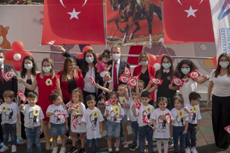 Vahap Seçer, Türkiye’nin 'hal'de açılan ilk kreşindeki 29 Ekim kutlamalarına katıldı