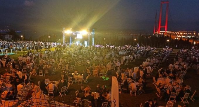 Yasağa rağmen AKP’li vekilden nikâh adı altında bin 500 kişilik düğün