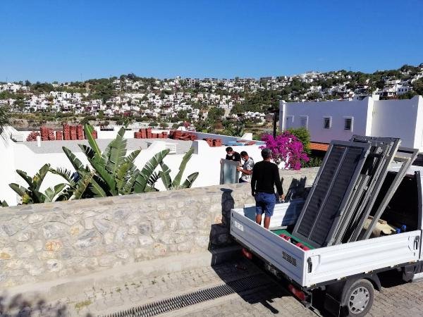 Yılmaz Özdil'in Bodrum'daki villasındaki kaçak eklentiler yıkılıyor