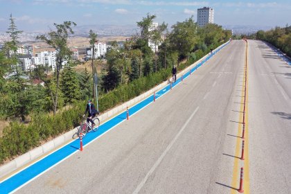 Ankara Büyükşehir Belediyesi üniversite kampusüne bisiklet yolu yaptı