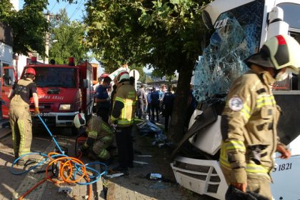 Bursa'da işçi servis midibüsü direğe çarptı: 2 ölü, 17 yaralı