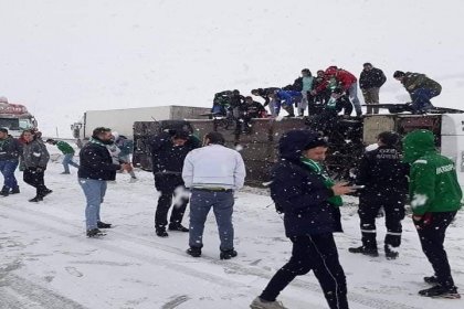 Bursaspor taraftarını taşıyan otobüs devrildi: 2 yaralı