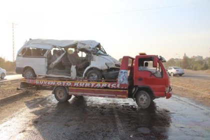Diyarbakır'da işçi minibüsü direğe çarptı: 2 ölü, 20 yaralı