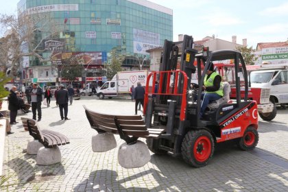 Edremit Belediyesi'nden koronavirüs tedbiri: Meydandaki banklar söküldü