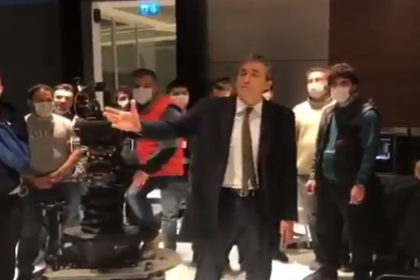 Erkan Petekkaya set işçileriyle birlikte 'korona' şarkısı söyledi, oyunculardan tepki geldi: Sorumsuzluğu kınıyoruz, ekibe yazık