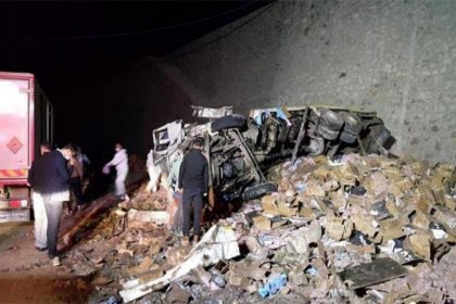 Erzurum'da dinamit yüklü kamyon devrildi: 2 ölü