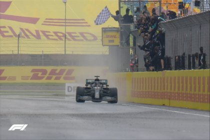 İstanbul Grand Prix'sinde yarışan Hamilton 7. kez dünya şampiyonu oldu