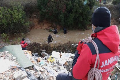 İzmir'de sele kapılan araçtaki 2 kişiden birinin cesedine ulaşıldı