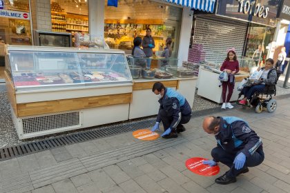 İzmir’de 'sosyal mesafe' için yerlere çıkartmalar yapıştırıldı