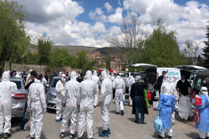 Kayseri’de mahallelinin koronavirüse karşı medet umduğu üfürükçü, okuyup üfleyerek virüsü tüm mahalleye yaydı