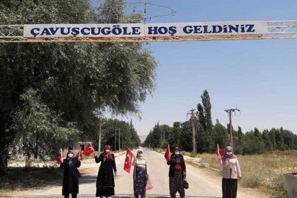 Köylüleri 'bakan sizi görecek' diye oyalayıp, bakanı başka kapıdan kaçırdılar!