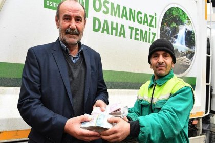 Temizlik işçisi, sokakta bulduğu emeklinin 25 yıllık birikimi parayı teslim etti