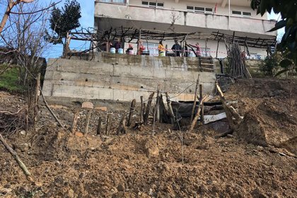 Zonguldak'ta, 9 kişinin oturduğu binaya 'heyelan' tahliyesi