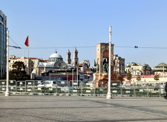 1 Mayıs öncesi Taksim Meydanı bariyerlerle kapatıldı