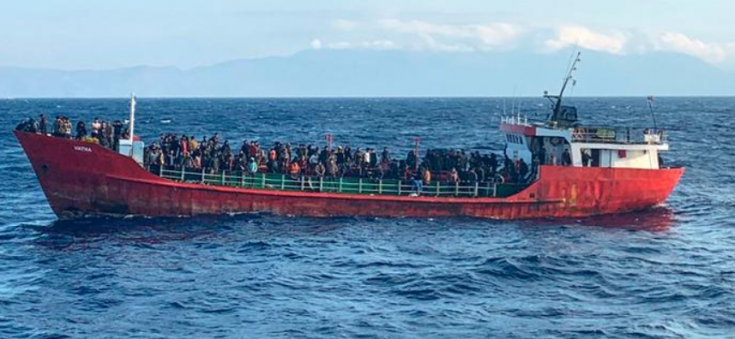 400 göçmenin bulunduğu Türk gemisi Yunan limanına yanaştı, Yunanistan tepki gösterdi