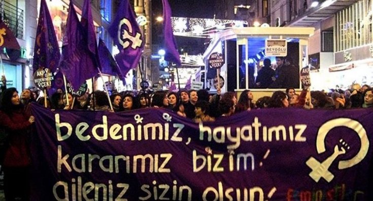 İstanbul'da 8 Mart feminist gece yürüyüşüne katılanlara gece baskını; 18 gözaltı kararı var