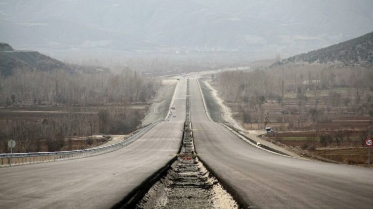 8 yıldır yolu bitiremeyen müteahhitlere 'en iyi performans' ödülü vermişler 8 yıldır yolu bitiremeyen müteahhitlere 'en iyi performans' ödülü vermişler