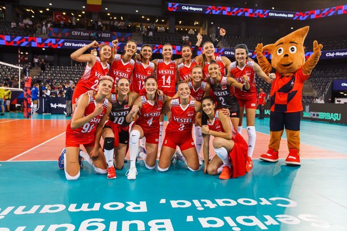 A Milli Kadın Voleybol Takımımız 2021 CEV Avrupa Voleybol Şampiyonasında Hollanda'yı 3-0 yendi ve Bronz madalya kazandı