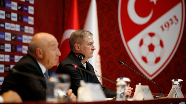 A Milli Takım'da ortak karar: Soyunma odasına kimse girmeyecek A Milli Takım'da ortak karar: Soyunma odasına kimse girmeyecek