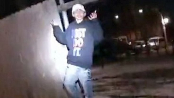 ABD'de polis, 13 yaşındaki bir çocuğun teslim olmasına rağmen vurularak öldürüldüğü videoyu yayımladı ABD'de polis, 13 yaşındaki bir çocuğun teslim olmasına rağmen vurularak öldürüldüğü videoyu yayımladı
