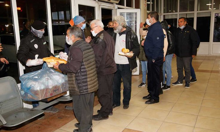 Adana Büyükşehir Belediyesi'nden otogarda kalan evsizlere yemek desteği
