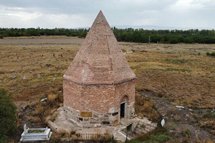 Afyon’da Selçuklu kümbetindeki iskelet kalıntıları çalınmış