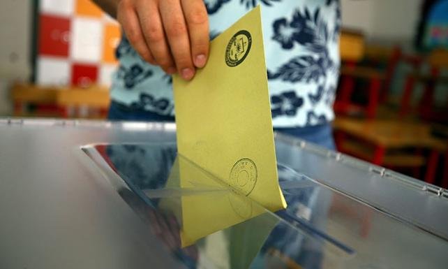 AKP'de oy verme sisteminin değişmesi tartışılıyor: 'Zarfsız oy kullanmayı önermeyi düşünüyoruz' AKP'de oy verme sisteminin değişmesi tartışılıyor: 'Zarfsız oy kullanmayı önermeyi düşünüyoruz'