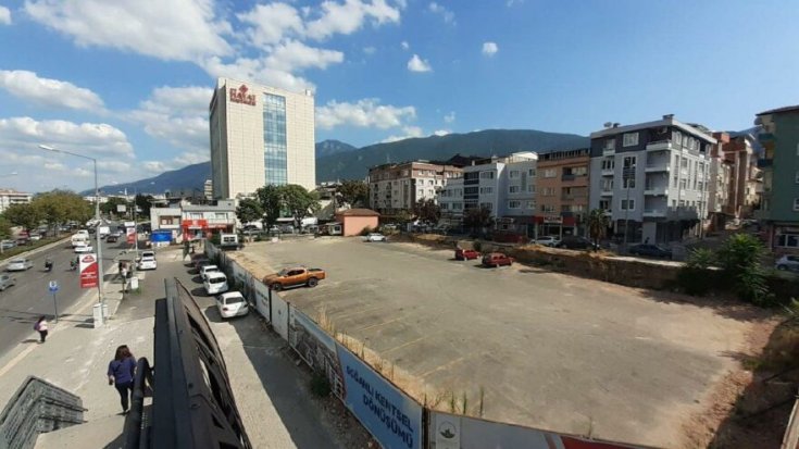 AKP’li belediye kültür merkezini yıkıp otopark yaptı AKP’li belediye kültür merkezini yıkıp otopark yaptı
