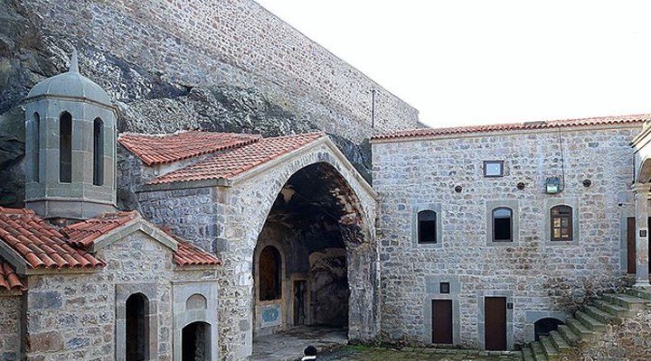 AKP'li belediye manastırı tekkeye çeviriyor AKP'li belediye manastırı tekkeye çeviriyor
