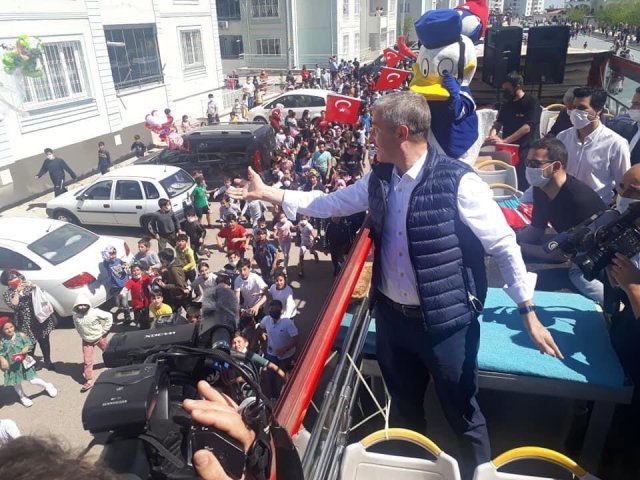 AKP'li belediye, sokağa çıkma yasağına rağmen çocukları sokağa döküp otobüsün peşinden koşturdu AKP'li belediye, sokağa çıkma yasağına rağmen çocukları sokağa döküp otobüsün peşinden koşturdu