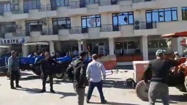 AKP'li belediyenin binasını taşlayanlardan 2'si tutuklandı
