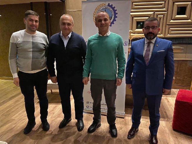 AKP’li yöneticiden firari Galip Öztürk’e plaket AKP’li yöneticiden firari Galip Öztürk’e plaket