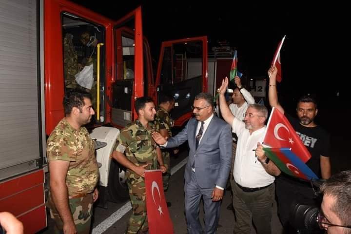 AKP'li yöneticiler, yangına müdahaleye giden aracı durdurup sohbet ettiler