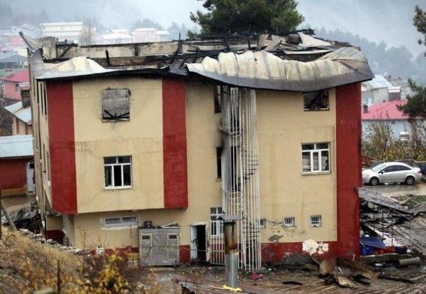 Aladağ Belediyesi, yurt yangınında yaralanan öğrencinin ailesi hakkında vekalet ücreti nedeniyle icra takibi başlattı