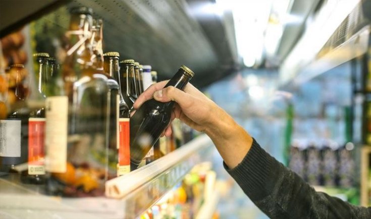 İçki satışı yapan esnaf, yasaklar gerekçe gösterilerek gözaltına alındı