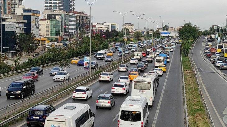 Alt geçit çalışması nedeniyle Kartal-Kadıköy istikametinde trafik akışı değişti Alt geçit çalışması nedeniyle Kartal-Kadıköy istikametinde trafik akışı değişti