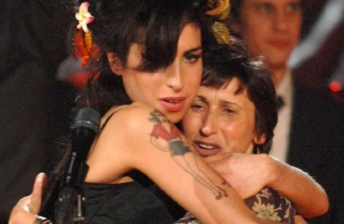 Amy Winehouse’un hayatını anlatan yeni bir belgesel çekilecek