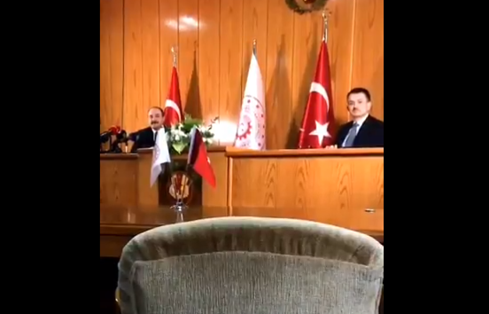 Anadolu Ajansı muhabirinden iki bakana şok eden Süleyman Soylu sorusundan sonra Anadolu Ajansı Musab Turan'ın işten çıkarıldığını açıkladı Anadolu Ajansı muhabirinden iki bakana şok eden Süleyman Soylu sorusundan sonra Anadolu Ajansı Musab Turan'ın işten çıkarıldığını açıkladı