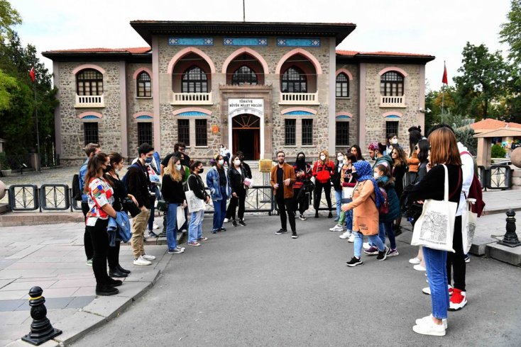 Ankara Büyükşehir Belediyesi'nden başkente okumaya gelen öğrencilere kent gezisi Ankara Büyükşehir Belediyesi'nden başkente okumaya gelen öğrencilere kent gezisi