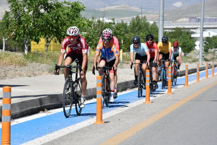 Ankara Büyükşehir Belediyesi'nin Anadolu Organize Sanayi Bölgesi'nde yaptığı mavi yol bisikletçilerden tam not aldı