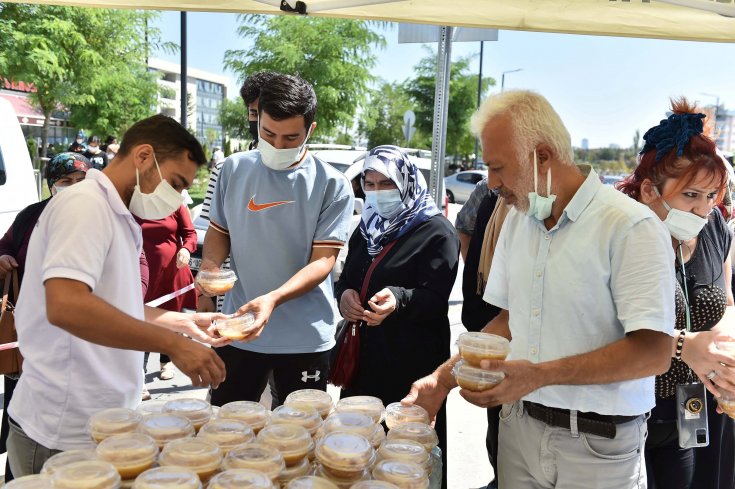 Ankara Büyükşehir'den vatandaşlara aşure ikramı Ankara Büyükşehir'den vatandaşlara aşure ikramı