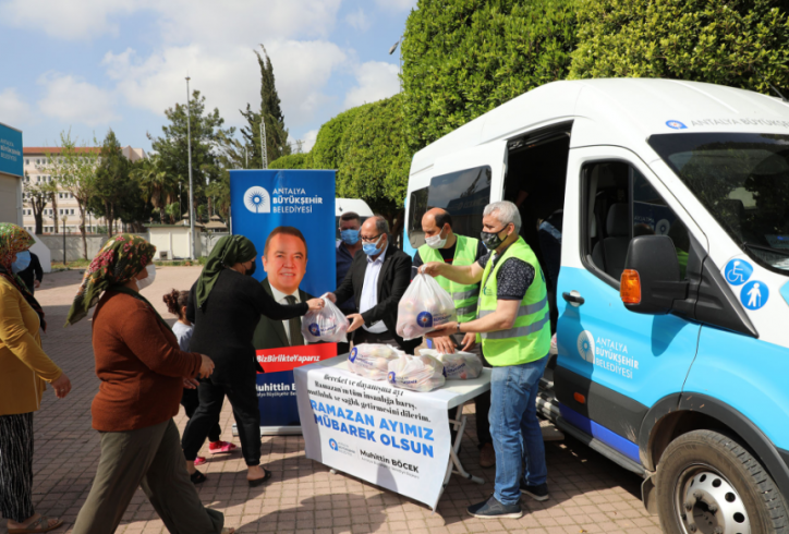 Antalya Büyükşehir Belediyesi üreticinin elinde kalan elmaları satın alarak vatandaşlara dağıttı Antalya Büyükşehir Belediyesi üreticinin elinde kalan elmaları satın alarak vatandaşlara dağıttı