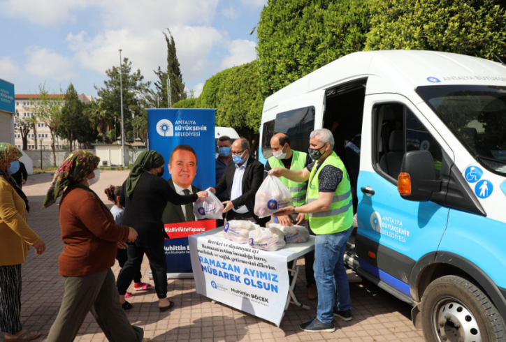 Antalya Büyükşehir Belediyesi üreticinin elinde kalan elmaları satın alarak vatandaşlara dağıttı