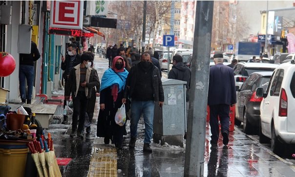 Ardahan'da mutasyonlu virüs nedeniyle pazar yerleri kapatıldı Ardahan'da mutasyonlu virüs nedeniyle pazar yerleri kapatıldı