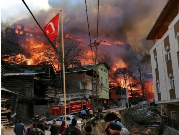 Artvin’de köyde yangın: 50’ye yakın ev yandı