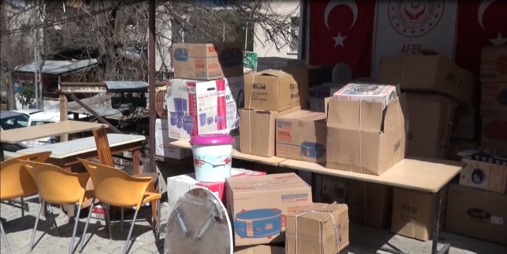 Artvin'de yanan köyden çağrı: Lütfen bize bundan sonra gıda, eşya ve elbise yardımı yapmasınlar, her şey fazlasıyla geldi Artvin'de yanan köyden çağrı: Lütfen bize bundan sonra gıda, eşya ve elbise yardımı yapmasınlar, her şey fazlasıyla geldi