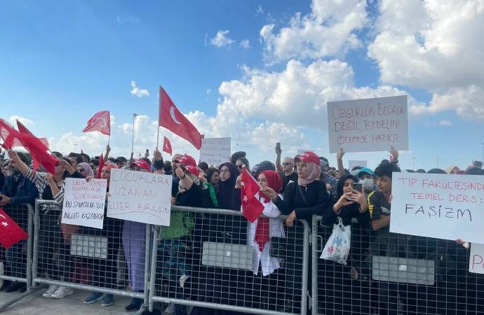 Aşı karşıtı mitinge izin vermeyen kaymakam tayin edildi