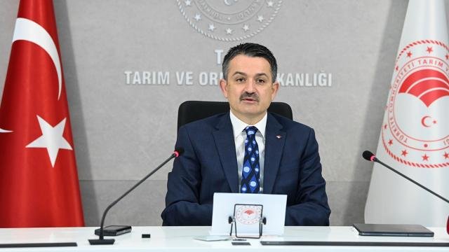 Bakan Pakdemirli: Çiftçimiz bir karış dahi yeri boş bırakmadan eksinler Bakan Pakdemirli: Çiftçimiz bir karış dahi yeri boş bırakmadan eksinler