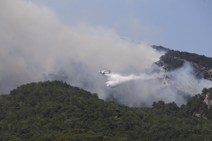 Balıkesir'in Edremit ilçesi Kazdağları mevkiinde başlayan orman yangını kontrol altına alındı soğutma işlemleri yapılıyor