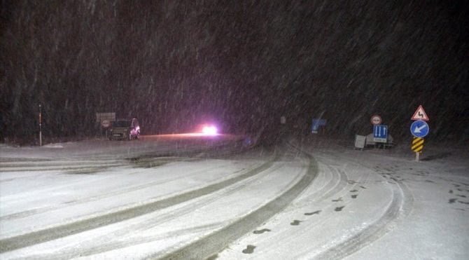 Balkanlardan soğuk hava geldi; Trakya'da kar başladı Balkanlardan soğuk hava geldi; Trakya'da kar başladı
